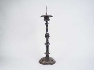 Vente aux enchères Pique-cierge en bronze argenté de style Louis XIII. H. 61 cm