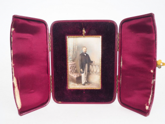 Vente aux enchères Miniature fin XIXème  "Portrait d'homme à la redingote" Dans son coffr