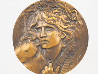 Vente aux enchères COUDRAY.  Médaille en bronze.  "Allégorie de la musique" Signée. Diam.