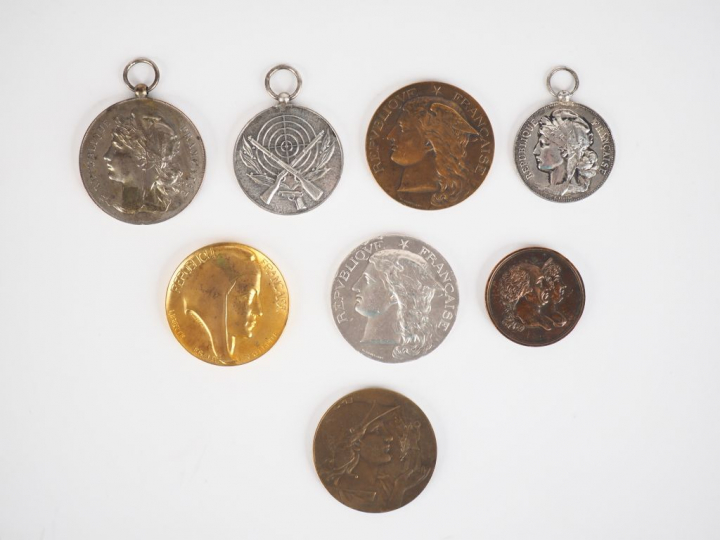 Lot de huit médailles françaises en bronze ou argent. Poids. 60 g