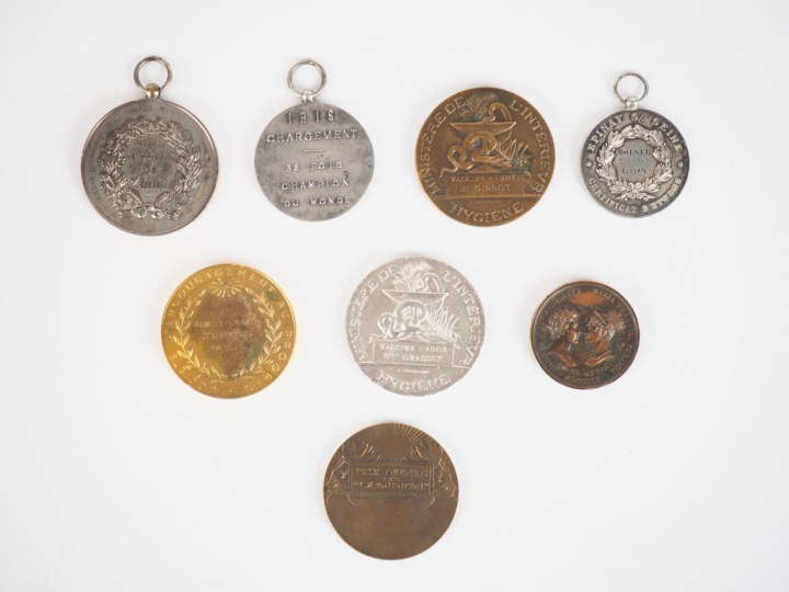 Lot de huit médailles françaises en bronze ou argent. Poids. 60 g