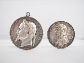 Vente aux enchères Lot de deux médailles XIXème en argent. Poids. 53,37 g