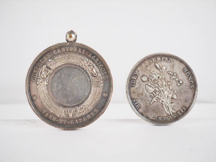 Lot de deux médailles XIXème en argent. Poids. 53,37 g