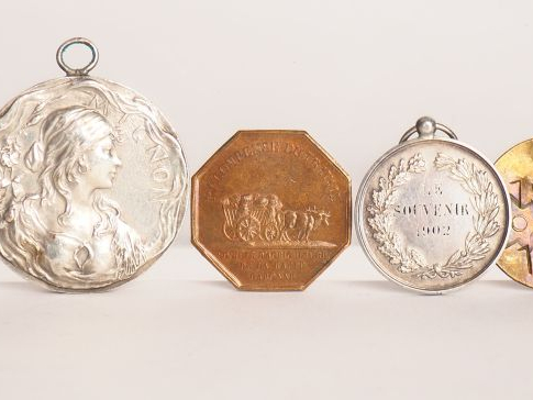 Lot de six médailles en bronze, métal argenté et argent. Poids : 37 g