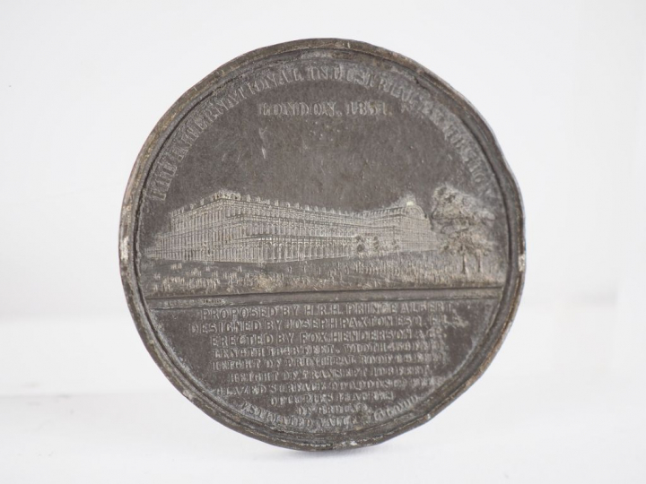 Médaille en métal "The international Industrial Exhibition".