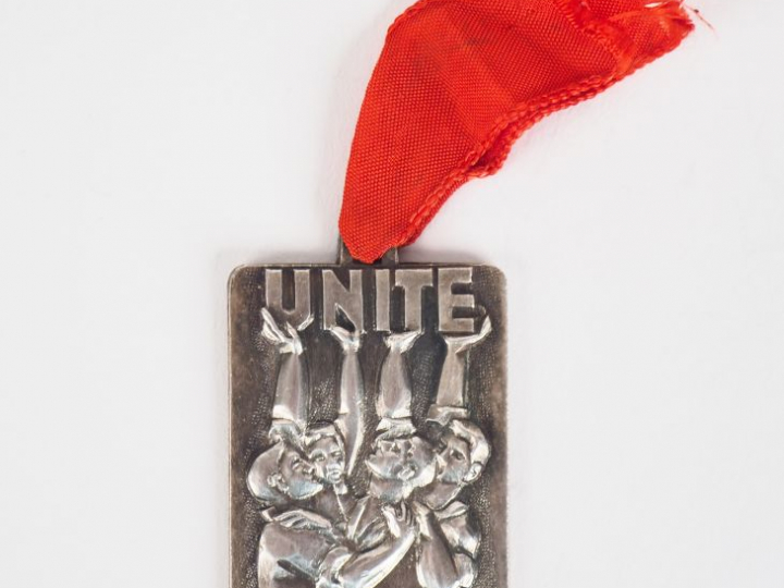 Médaille en métal argenté "Unité CGT/Témoignage de fidélité aux vieux 
