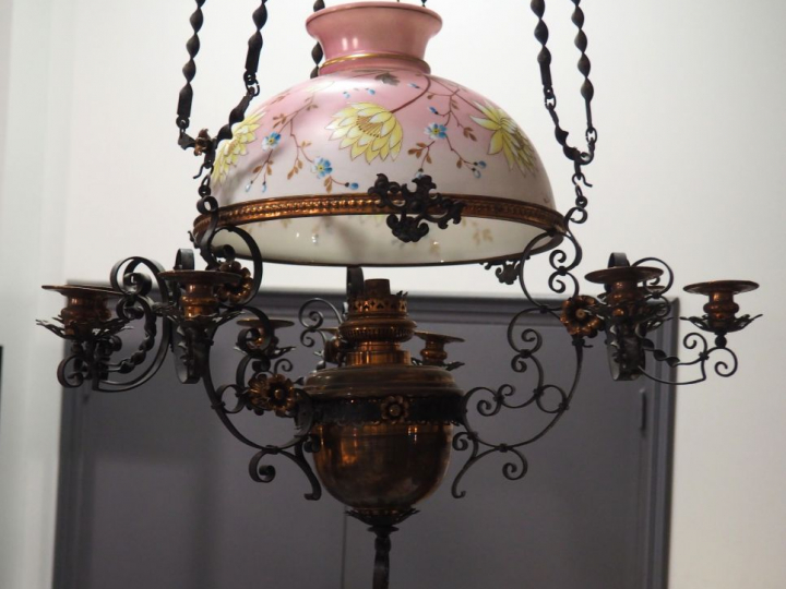 Suspension Napoléon III en cuivre, tôle et opaline à décor de fleurs.