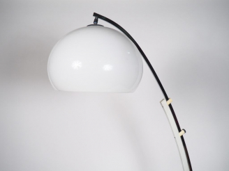Vente aux enchères Lampadaire moderne, abat jour en résine ou composition blanche.