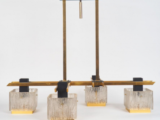 Vente aux enchères Suspension 1960 en laiton et verre, éclairant à quatre lumières.