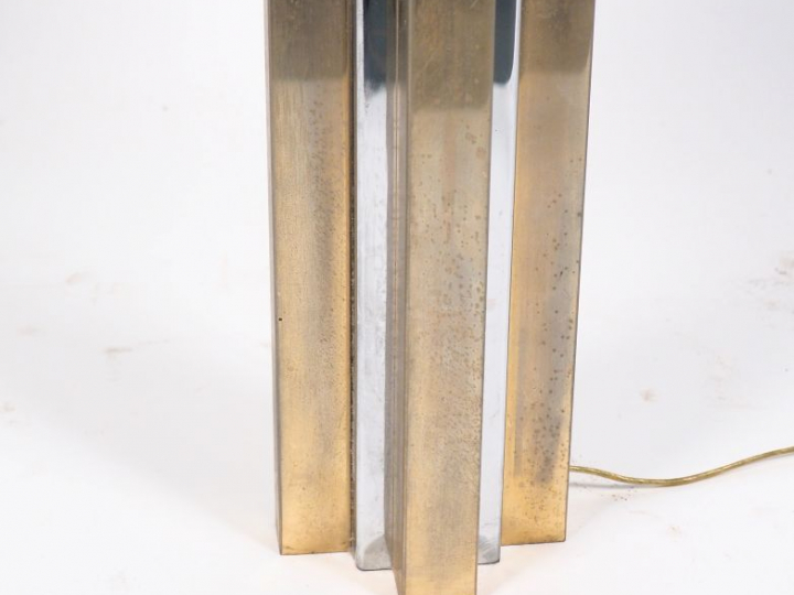 Lampe 1970 en métal chromé. H. 86 cm