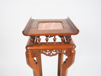 Vente aux enchères Sellette indochinoise en bois naturel sculpté et ajouré. Dessus marbre