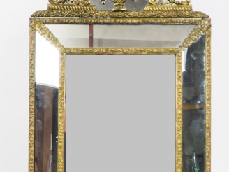 Vente aux enchères Miroir XIXème à parcloses en laiton repoussé, à décor de frise, de rin