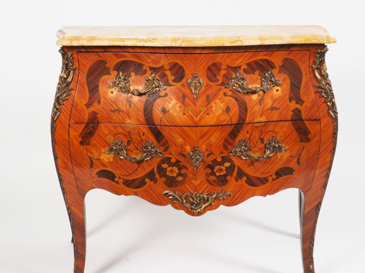 Commode de style Louis XV en marqueterie, à décor de fleurs, ornementa