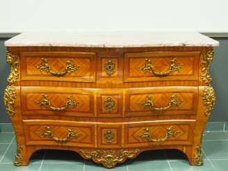 Vente aux enchères Grande commode de style Louis XV en marqueterie et frisage, ornemenati