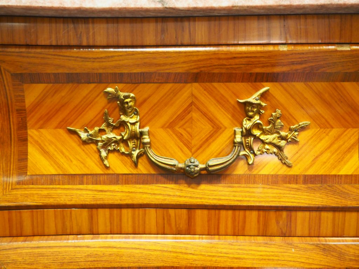 Grande commode de style Louis XV en marqueterie et frisage, ornemenati