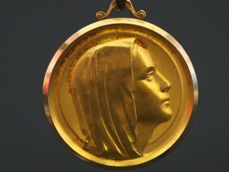 Vente aux enchères Grande médaille religieuse en or jaune, figurant la Sainte Vierge de p