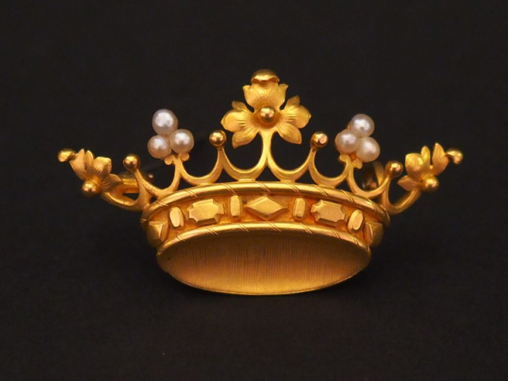 Broche en or jaune et perles en forme de couronne, à décor d'une frise