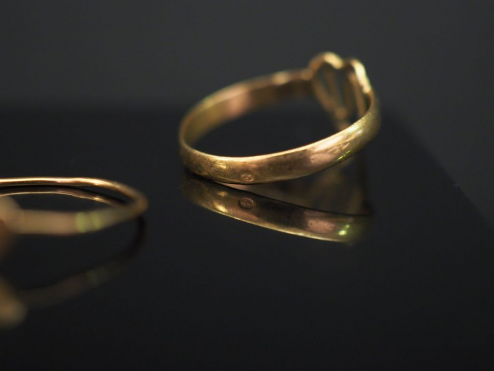 Ensemble comprenant trois différentes bagues en or jaune, à décor de c