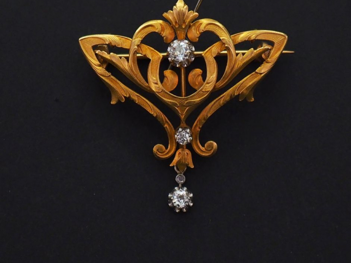 Broche de style Art Nouveau en or jaune, à décor ajouré de rinceaux et
