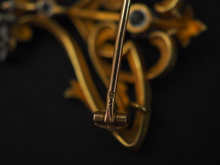 Broche de style Art Nouveau en or jaune, à décor ajouré de rinceaux et