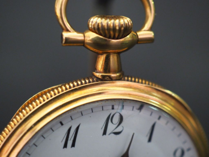 Montre de gousset en or jaune. Cadran à chiffres arabes pour les. heur