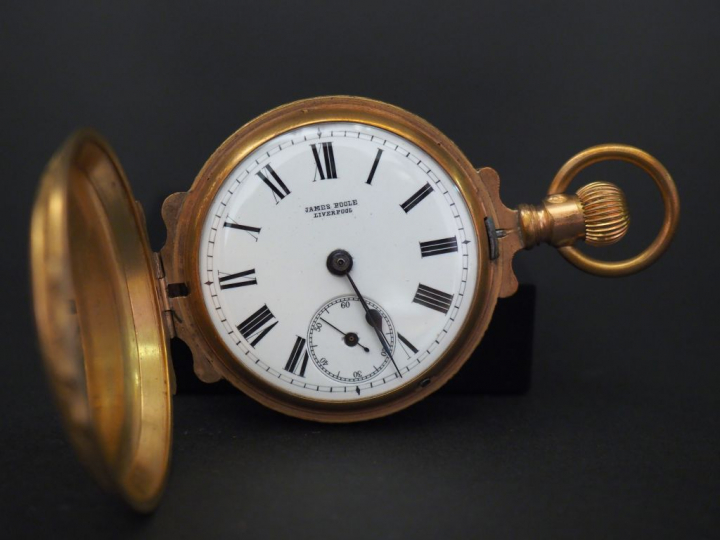 JAMES POOLE, LIVERPOOL Montre de gousset aveugle en plaqué or, à décor