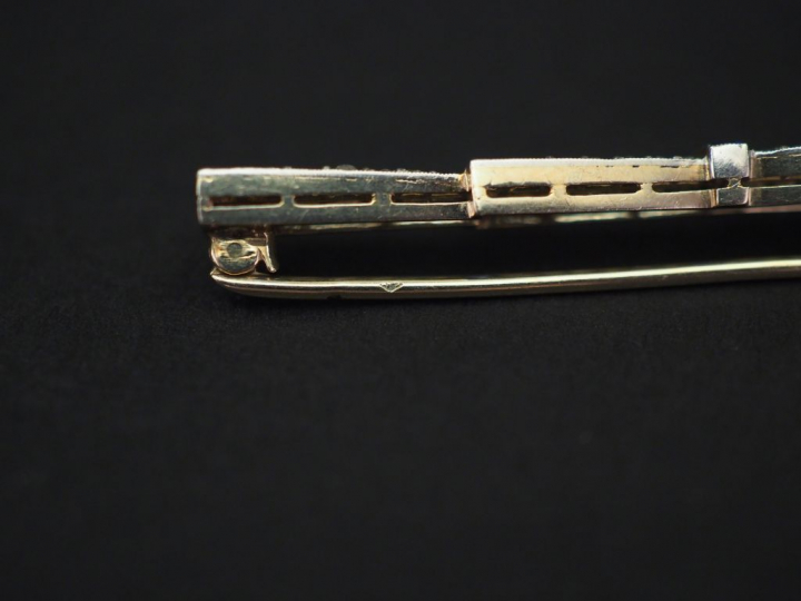 Broche barrette de style Art déco de forme géométrique en or blanc, se