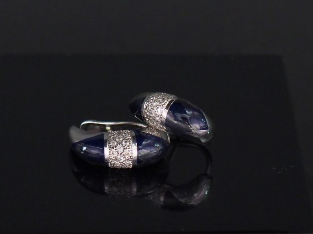 Paire de perces oreilles en or blanc, émail bleu nuit et pavage de pet