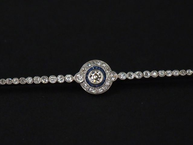 Broche barrette en platine et or blanc, sertie d’une ligne de diamants