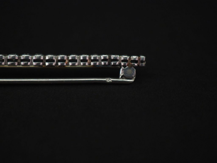 Broche barrette en platine et or blanc, sertie d’une ligne de diamants