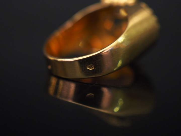Bague tank de style 1940 en or jaune, à décor de godrons et sertie en 