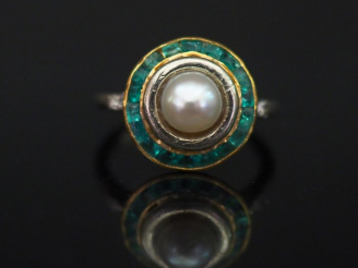 Vente aux enchères Bague en or blanc, sertie en son centre d'une perle blanche entourée d