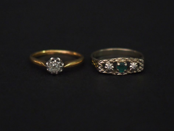 Ensemble comprenant :  - une bague solitaire en or jaune, sertie en so