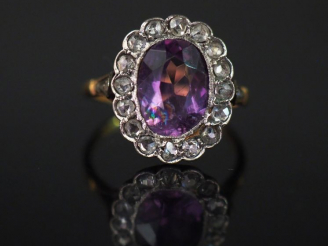 Vente aux enchères Bague de forme marguerite en or jaune, sertie en son centre d'une amét