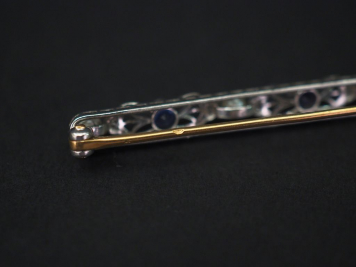 Broche barrette en or blanc, à décor ajouré, sertie de perles, éclats 