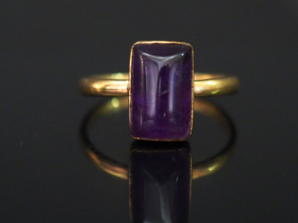 Vente aux enchères Bague en or jaune, sertie en son centre d'une améthyste rectangulaire 