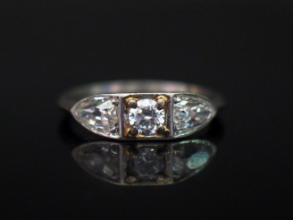 Vente aux enchères Bague jonc en or blanc, sertie de deux diamants taille poire entourant