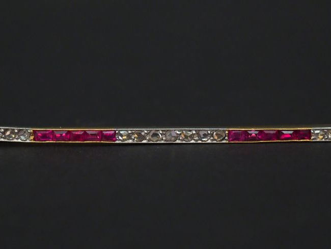 Broche barrette en or jaune, sertie de lignes de petits diamants taill