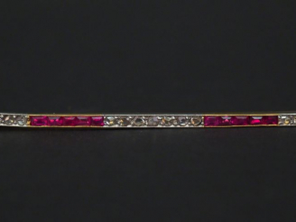 Vente aux enchères Broche barrette en or jaune, sertie de lignes de petits diamants taill