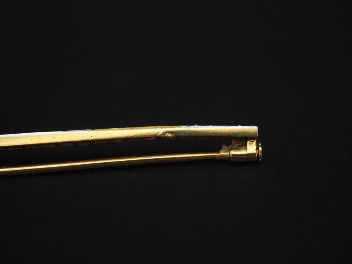 Broche barrette en or jaune, sertie de lignes de petits diamants taill
