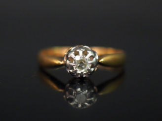 Vente aux enchères Bague solitaire en or jaune, sertie en son centre d'un petit diamant t