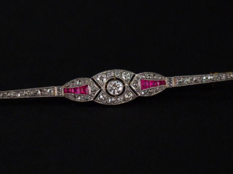 Vente aux enchères Broche barrette de style Art déco en or jaune, serti de diamants et pi