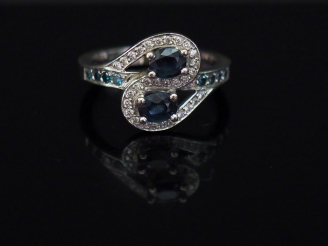 Vente aux enchères Bague "Toi   Moi" en or blanc sertie de deux saphirs. Monture mouvemen