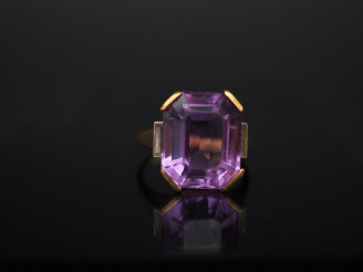 Vente aux enchères Bague en or jaune et platine, sertie en son centre d'une améthyste épa