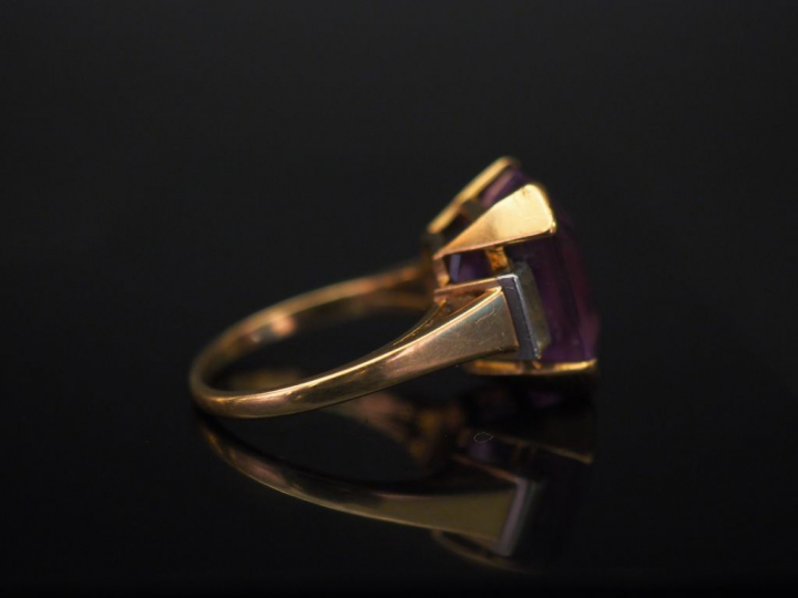 Bague en or jaune et platine, sertie en son centre d'une améthyste épa