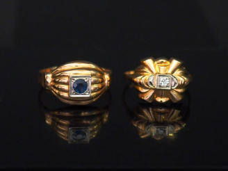 Vente aux enchères Bague de style 1940 en or jaune, sertie en son centre d'un petit diama