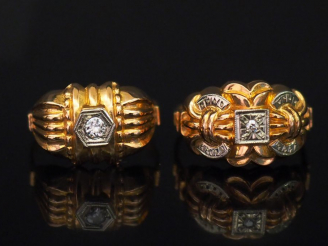 Vente aux enchères Ensemble comprenant :  - une bague de style 1940 en or jaune, sertie e