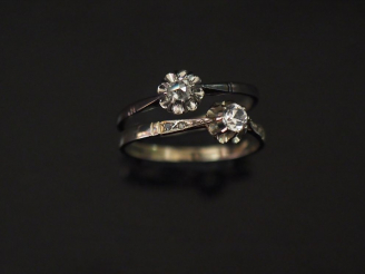 Vente aux enchères Ensemble comprenant :  - une bague solitaire en or blanc, sertie en so