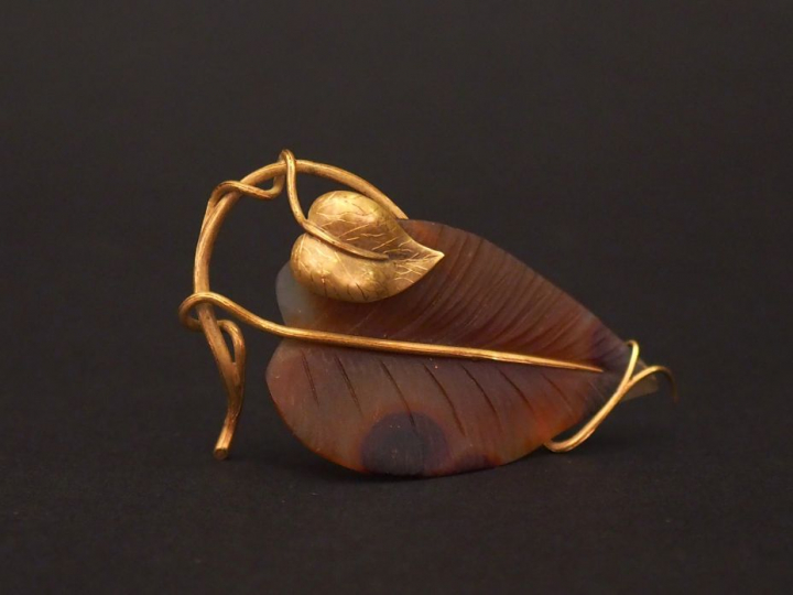 Broche de style Art Nouveau en or jaune et agate en forme de feuille. 