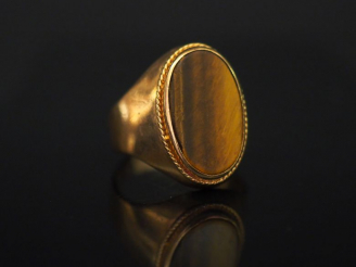 Vente aux enchères Bague en or jaune, sertie en son centre d'œil de tigre. TDD. 51 Poids 